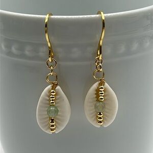 2360- Handmade Shell Dangle Earrings NWT